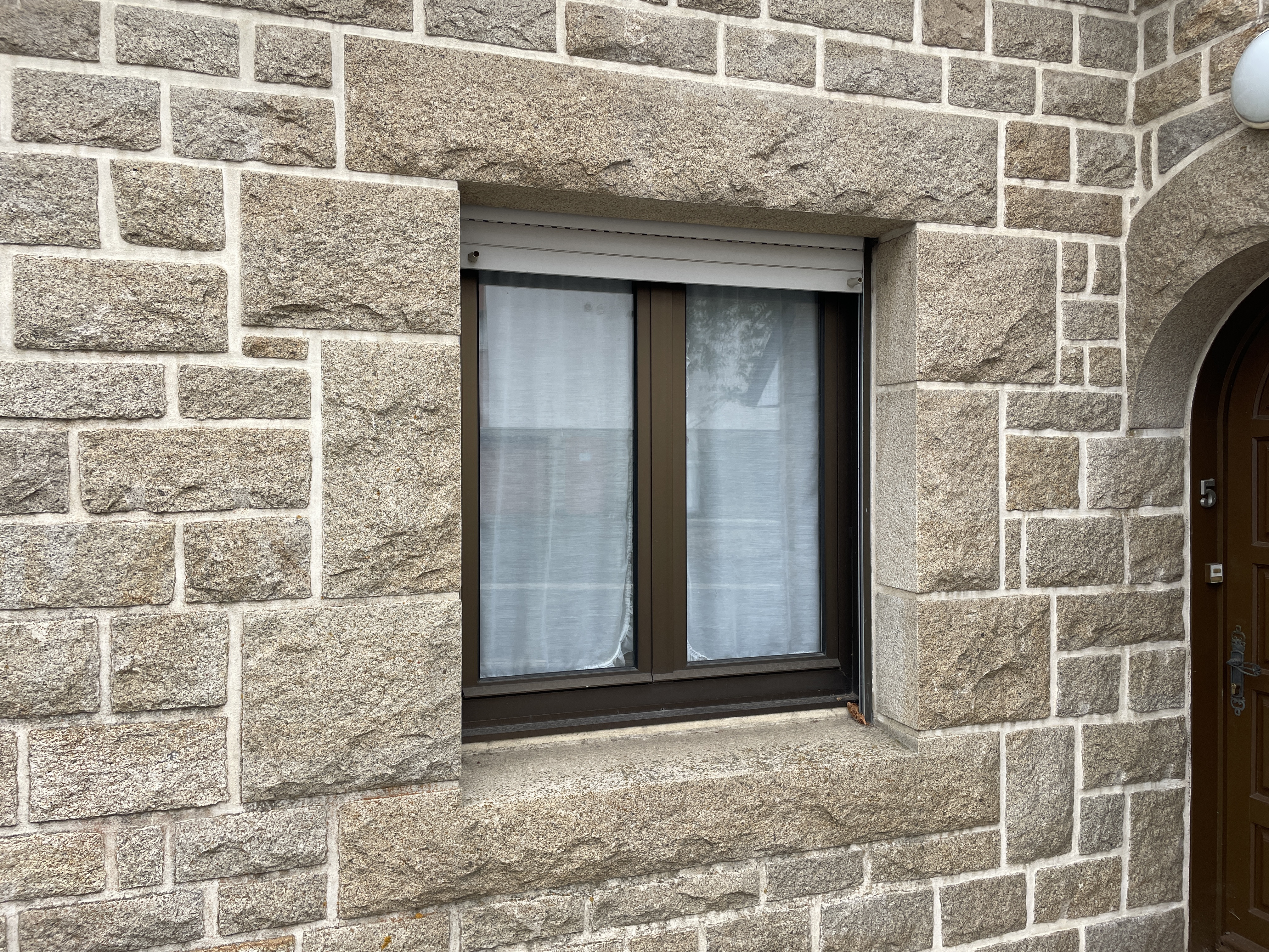 Ouverture en granit finition éclatée 