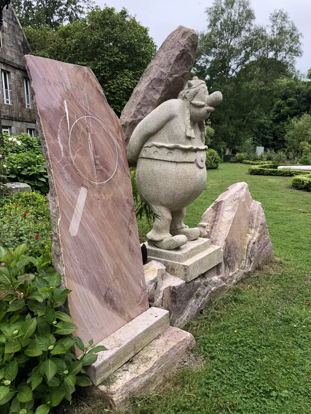 Menhir en grès rose d'Obélix