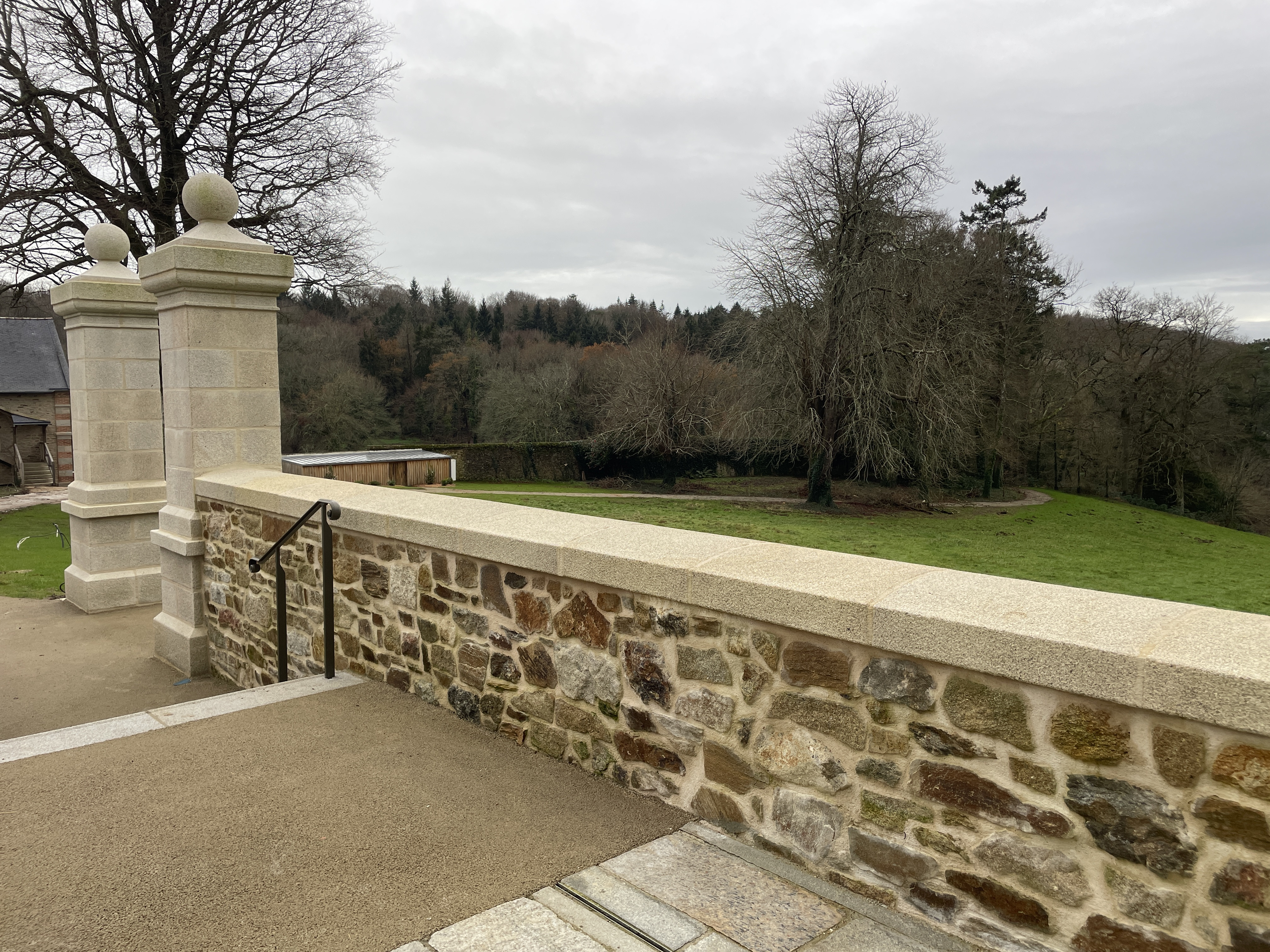 Pilier, chapeau, chapiteau et boule en granit beige