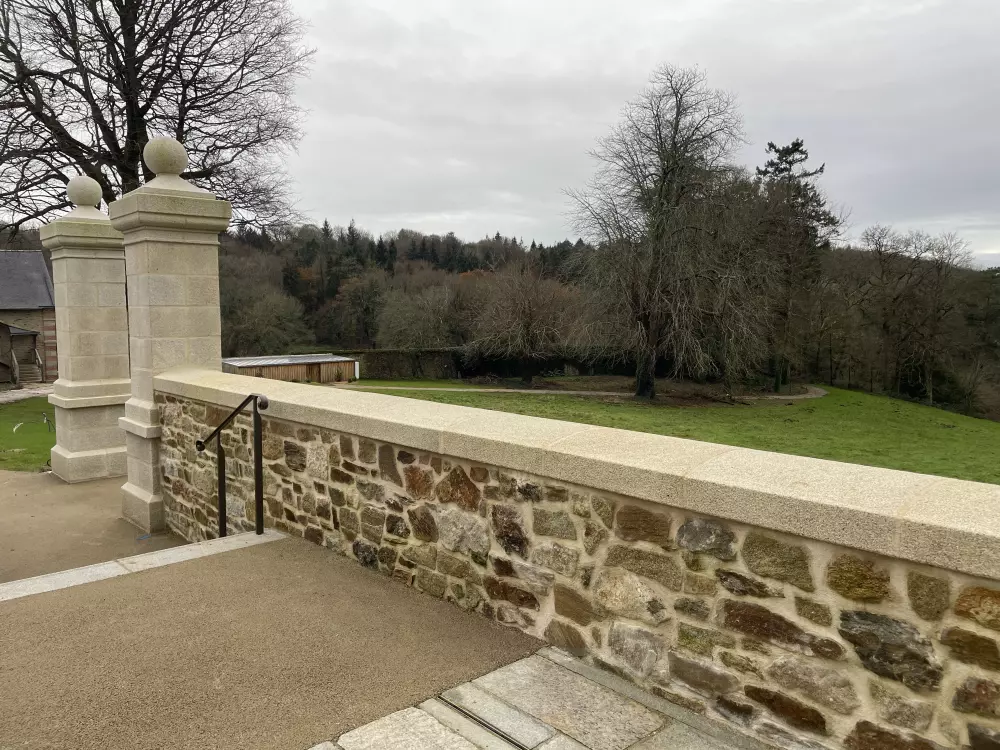 Pilier, chapeau, chapiteau et boule en granit beige