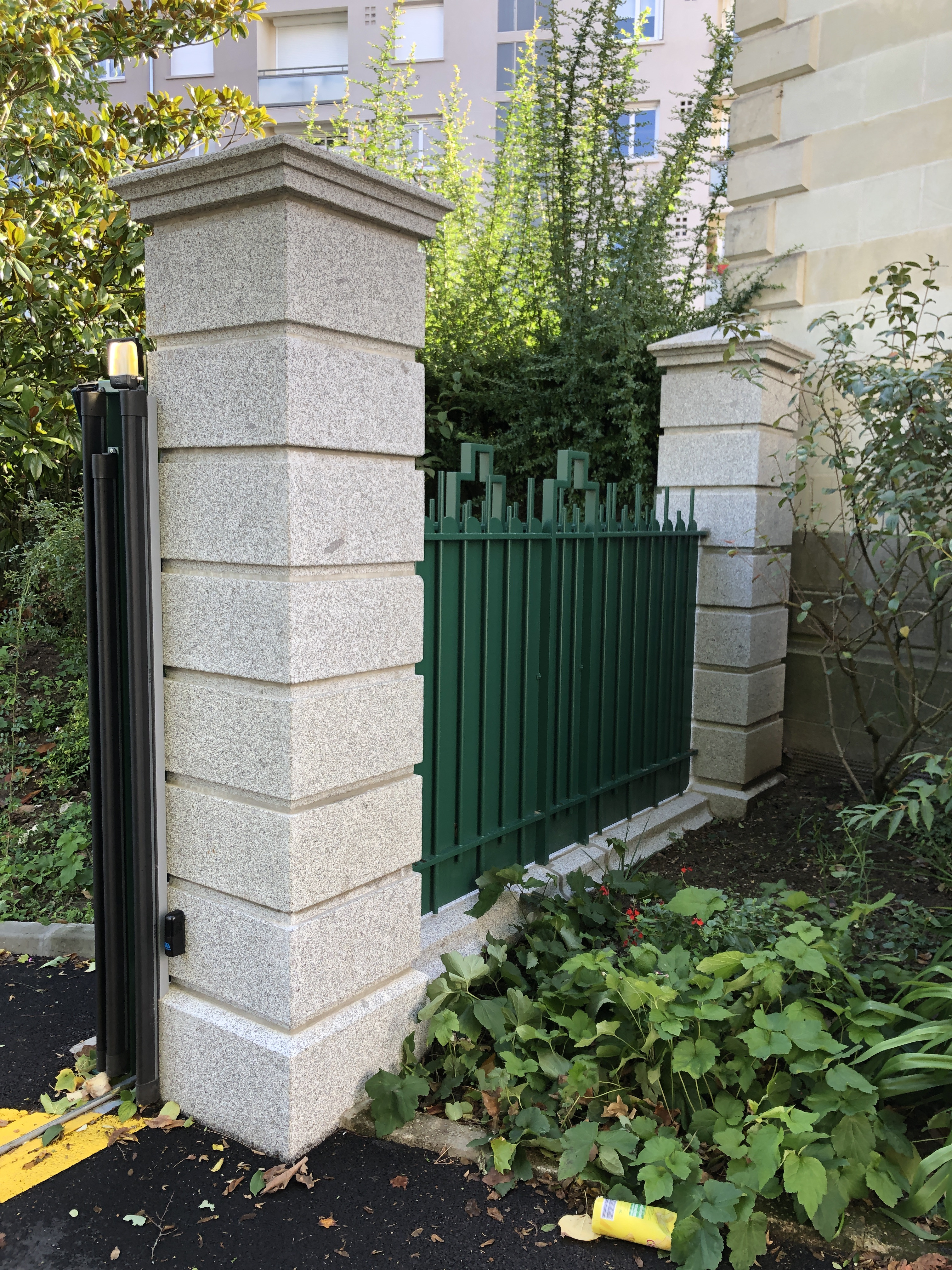 Pilier et chapeau en granit bleu de Louvigné