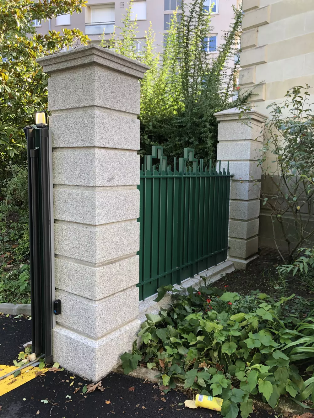 Pilier et chapeau en granit bleu de Louvigné