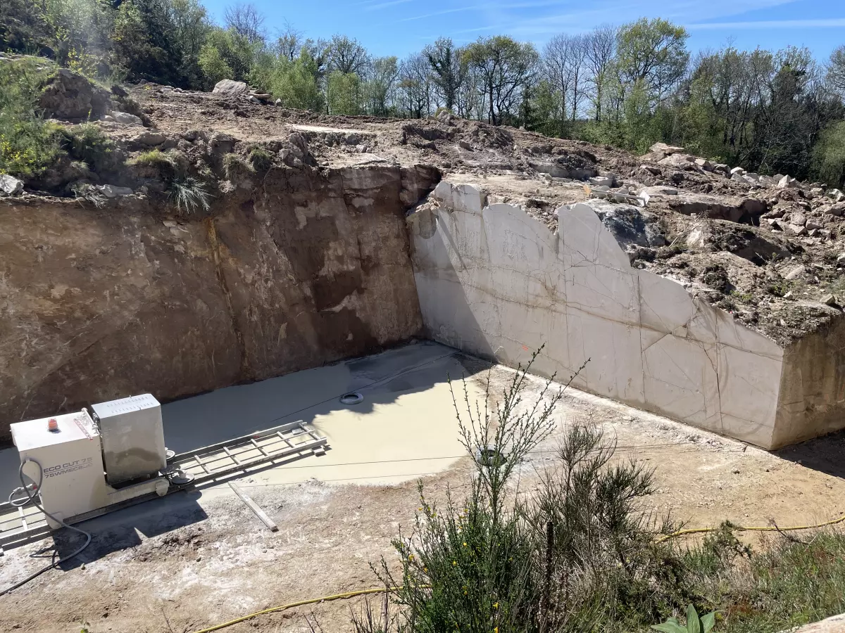Extraction au fil de la carrière de Languédias