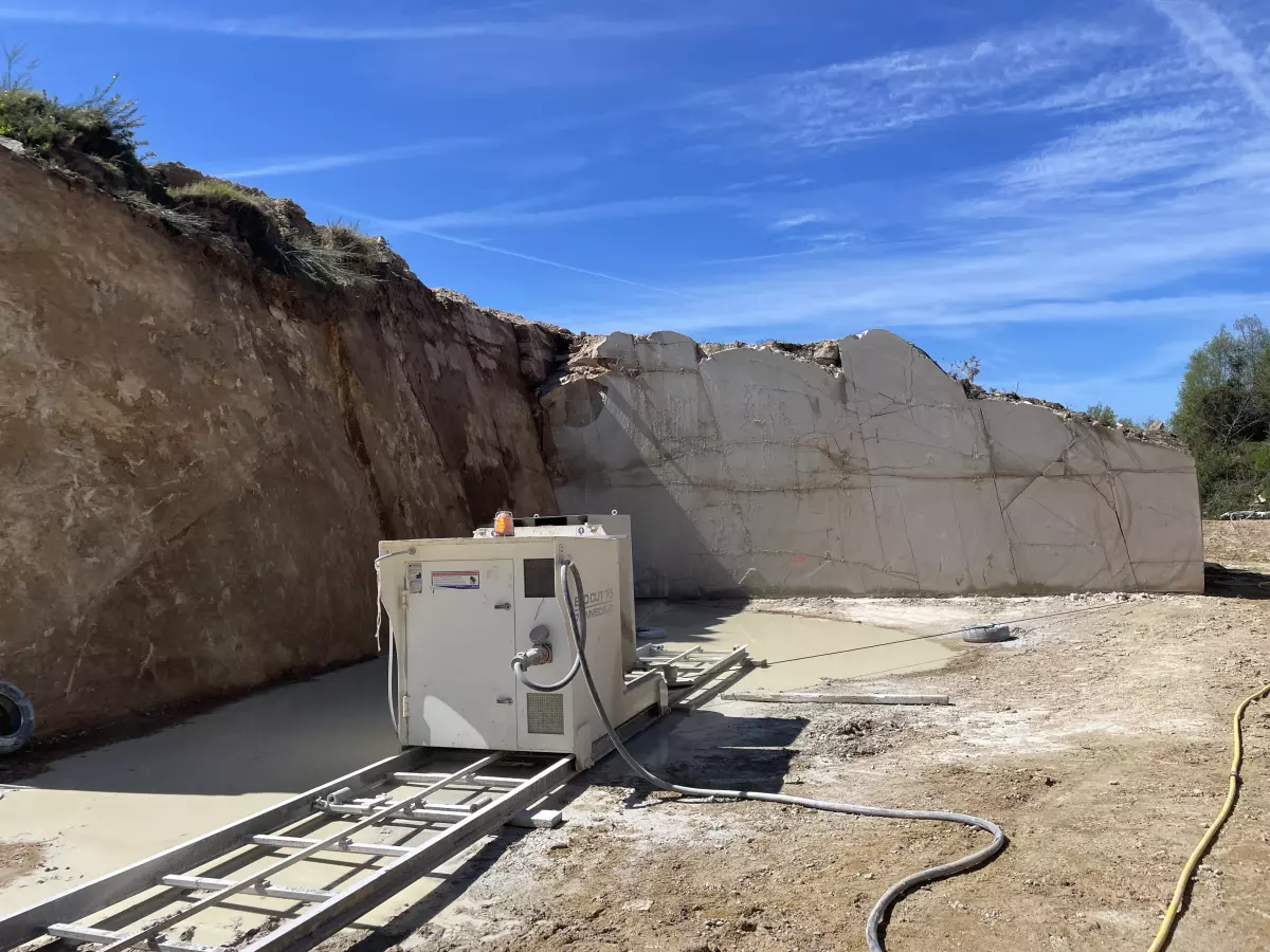 Extraction au fil de la carrière de Languédias