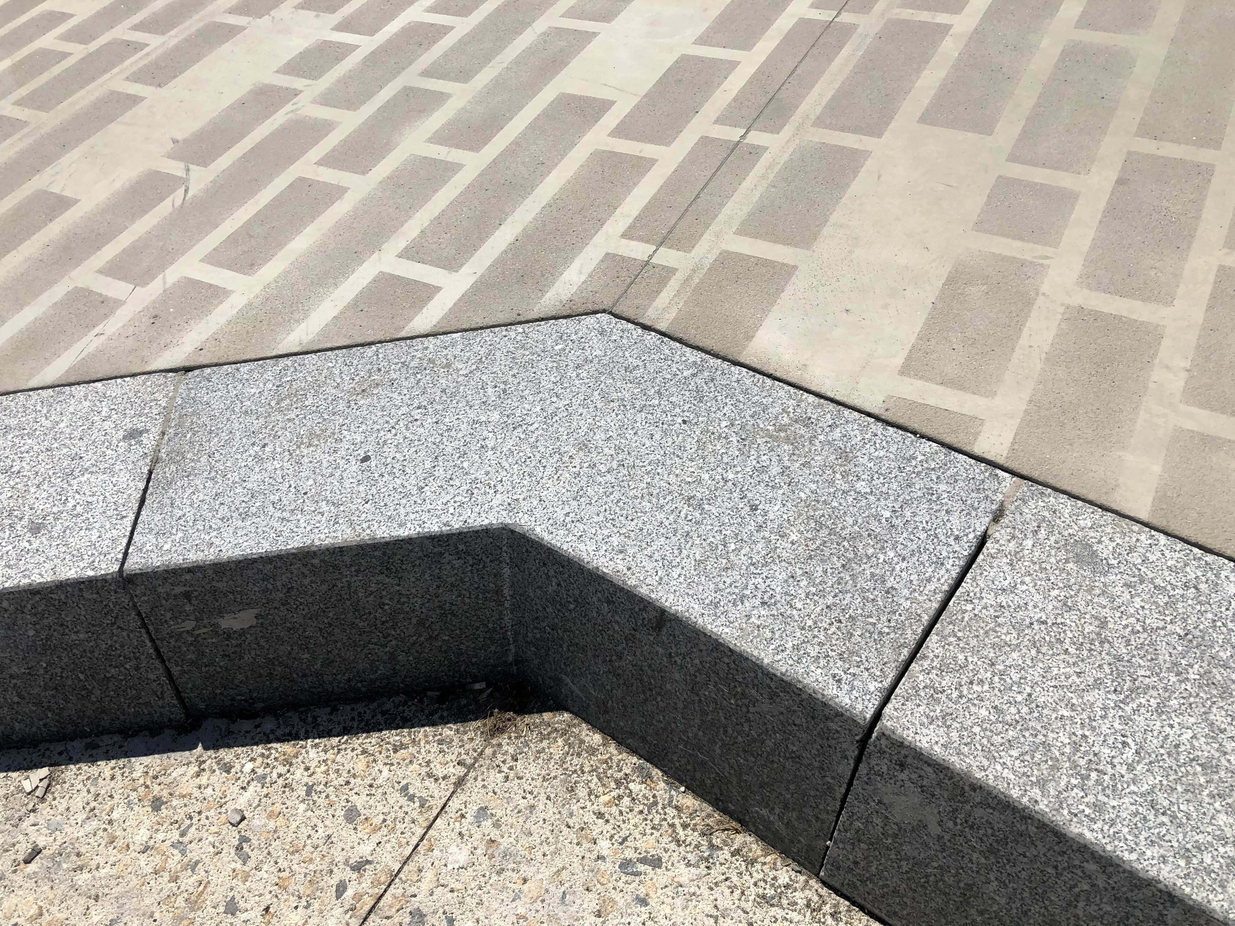 Bordure d'angle en granit de Louvigné