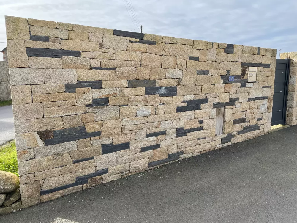 Mélange de barrettes de granit et de schiste noir sans joint