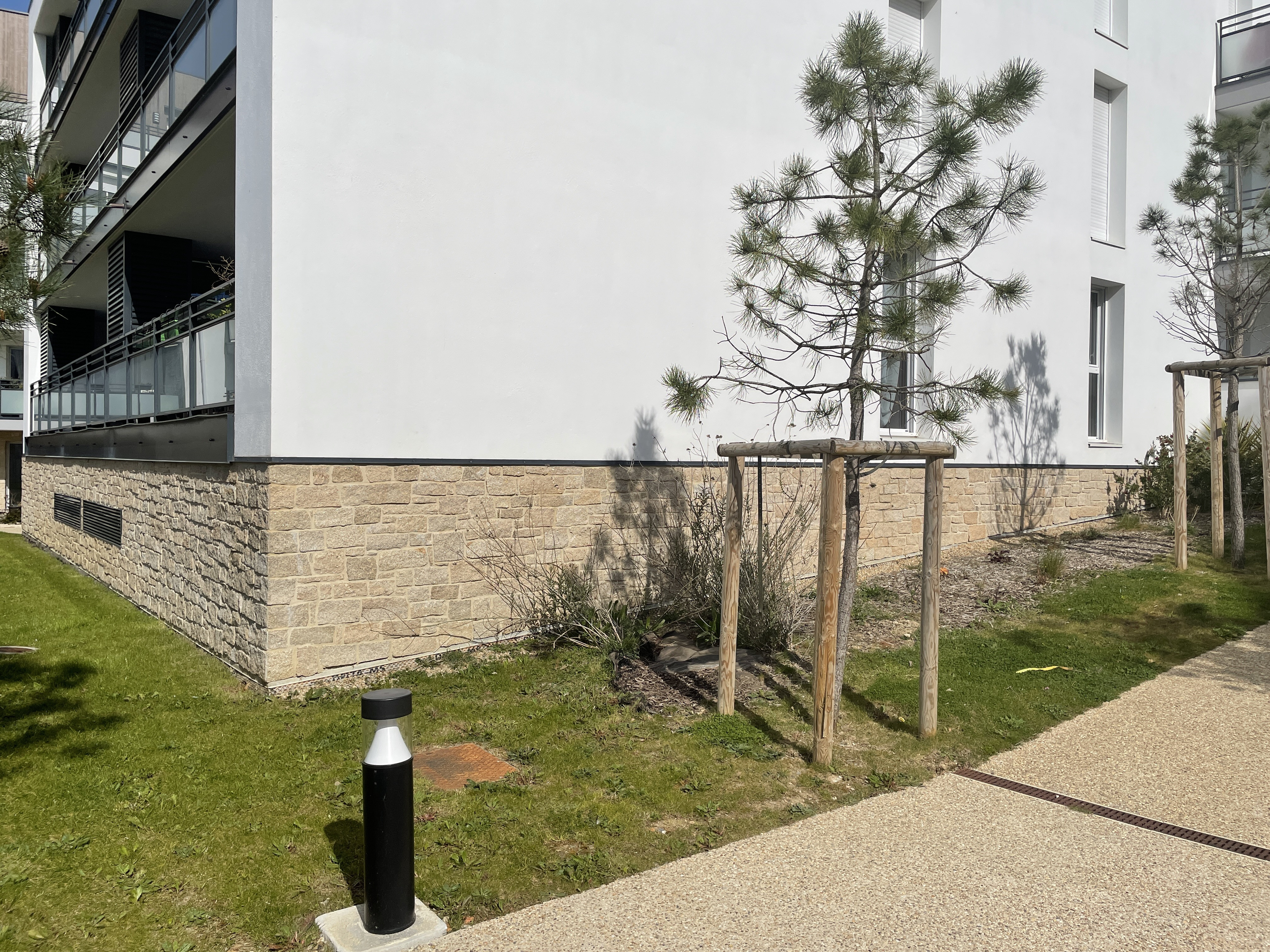 Pierre à coller en soubassement pose brouillée