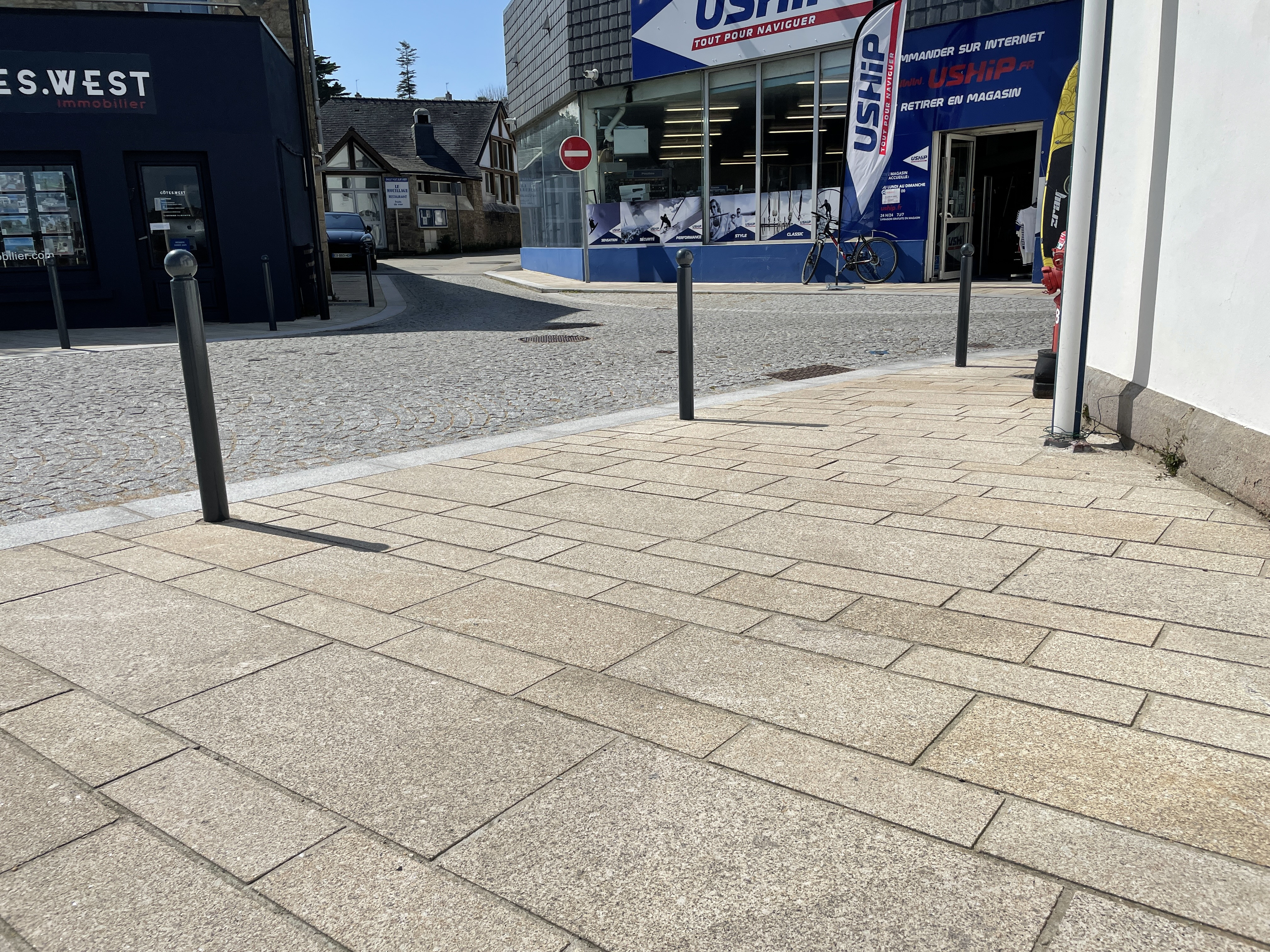 Dallage urbain en granit beige, pose en bande libre