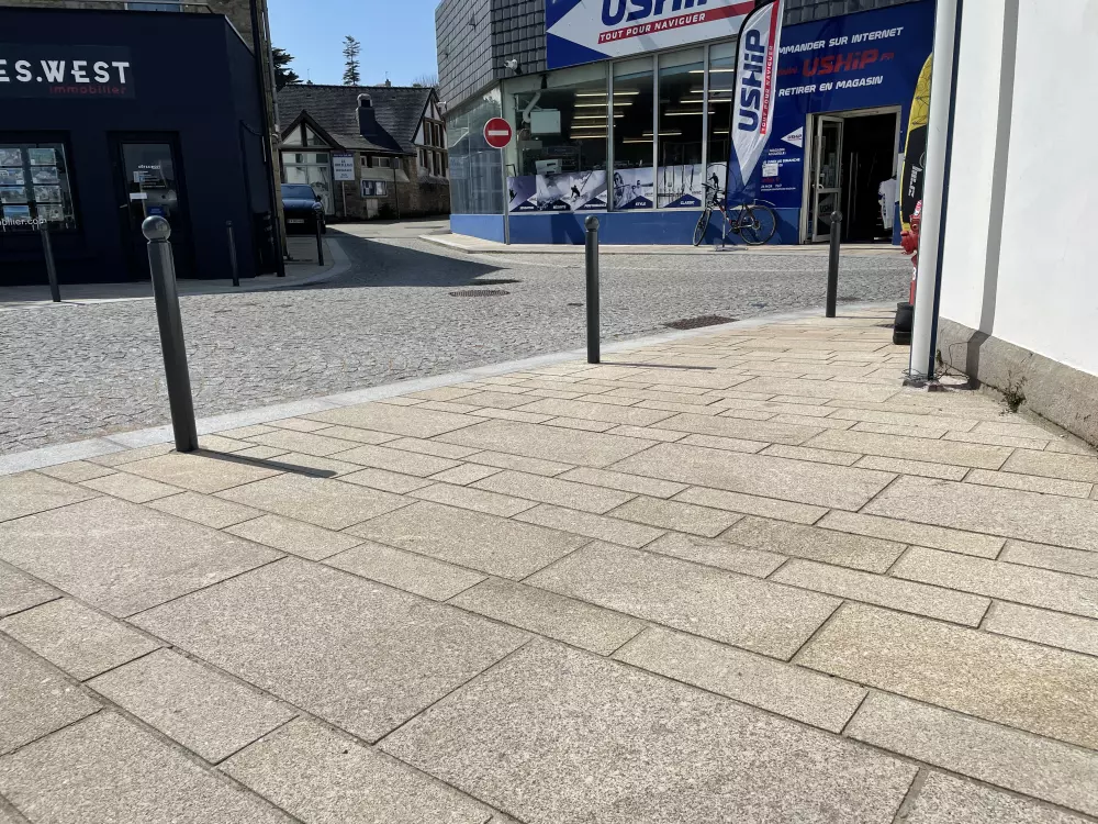 Dallage urbain en granit beige, pose en bande libre