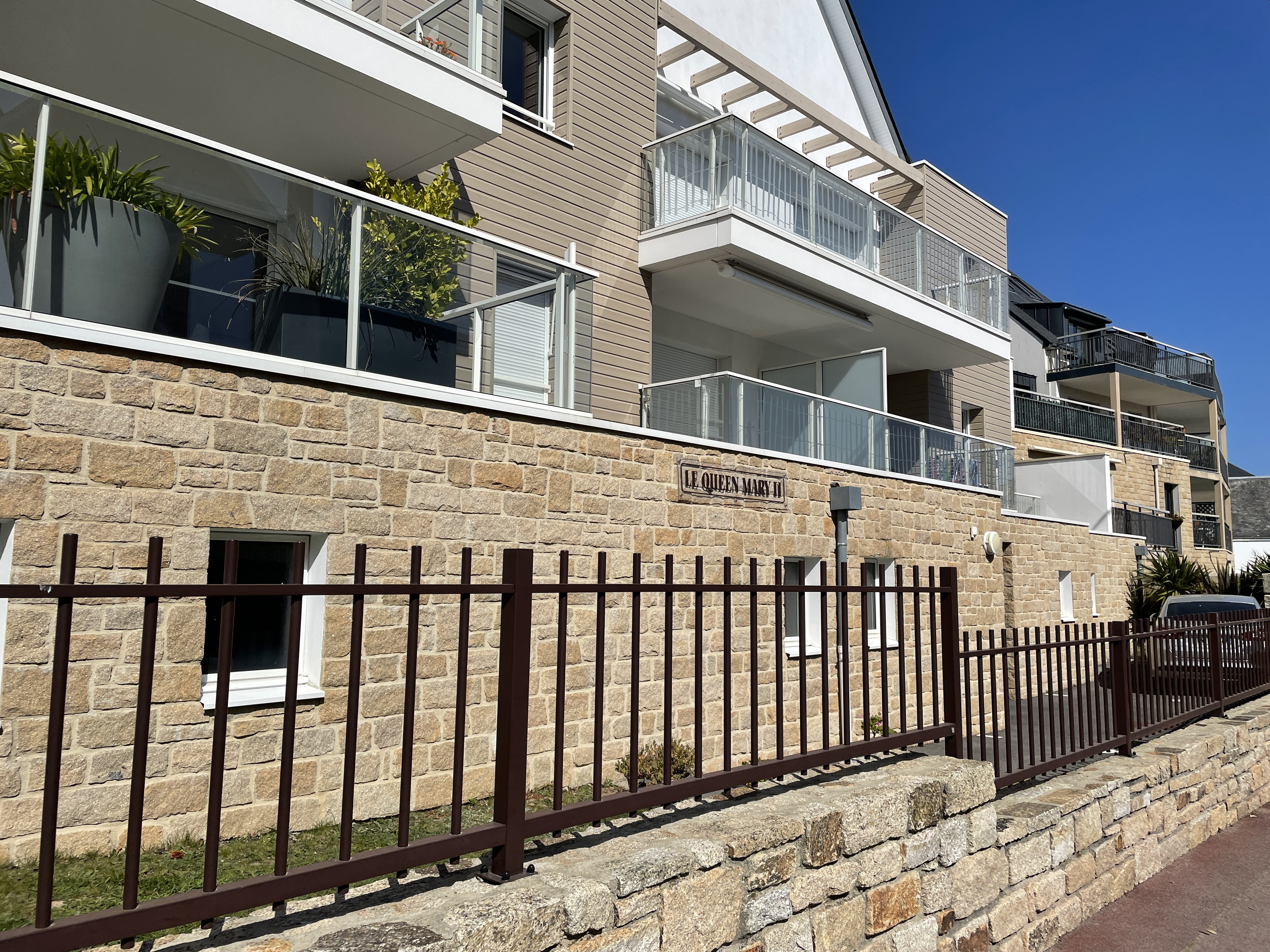 Pierre à coller en granit beige Guerlesquin, pose brouillée