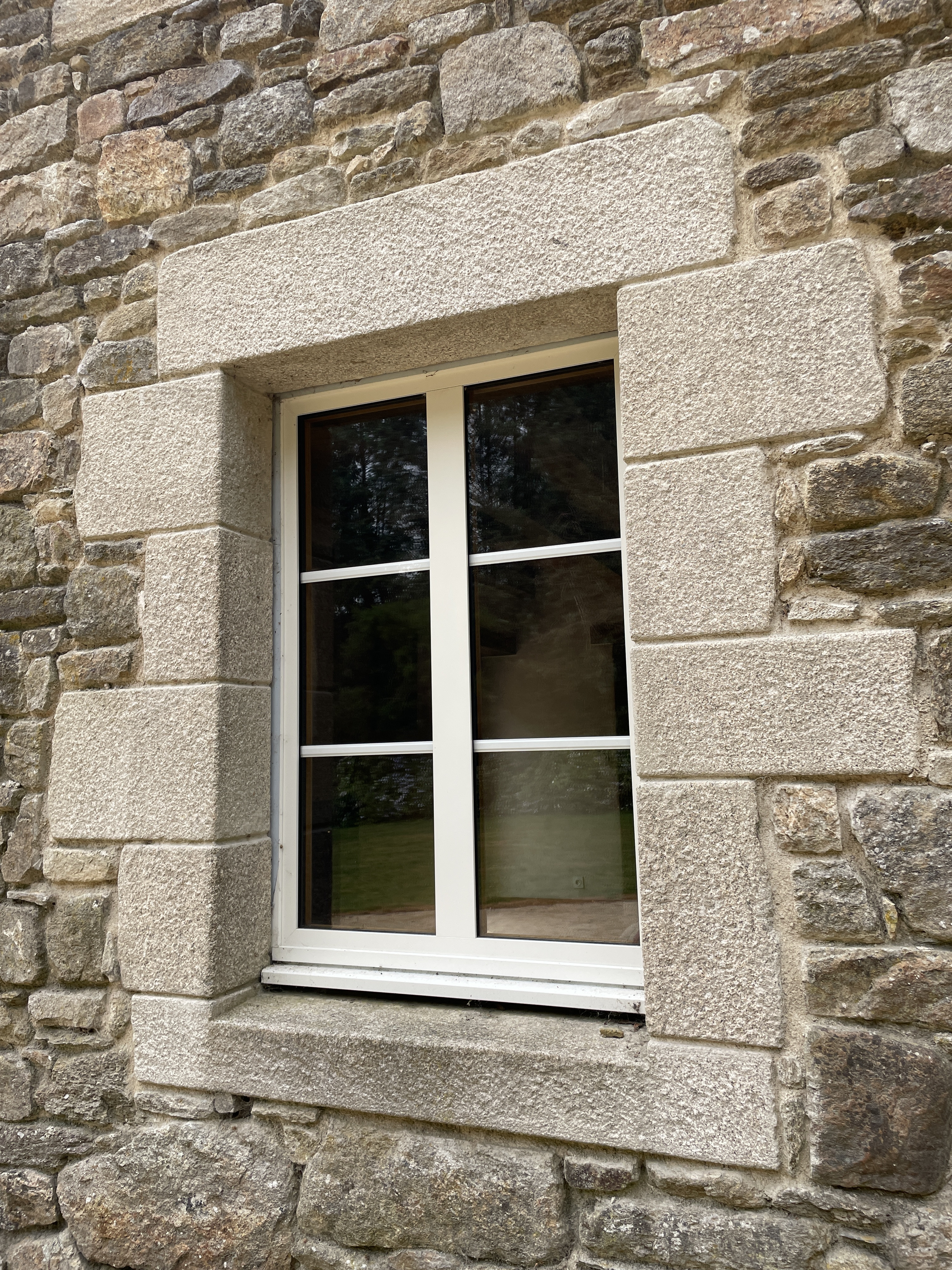 Ouverture en granit finition bouchardée