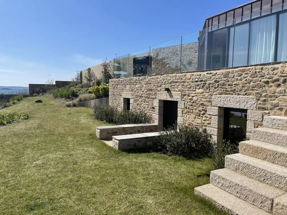 Pierre de taille en granit, finition vieillie
