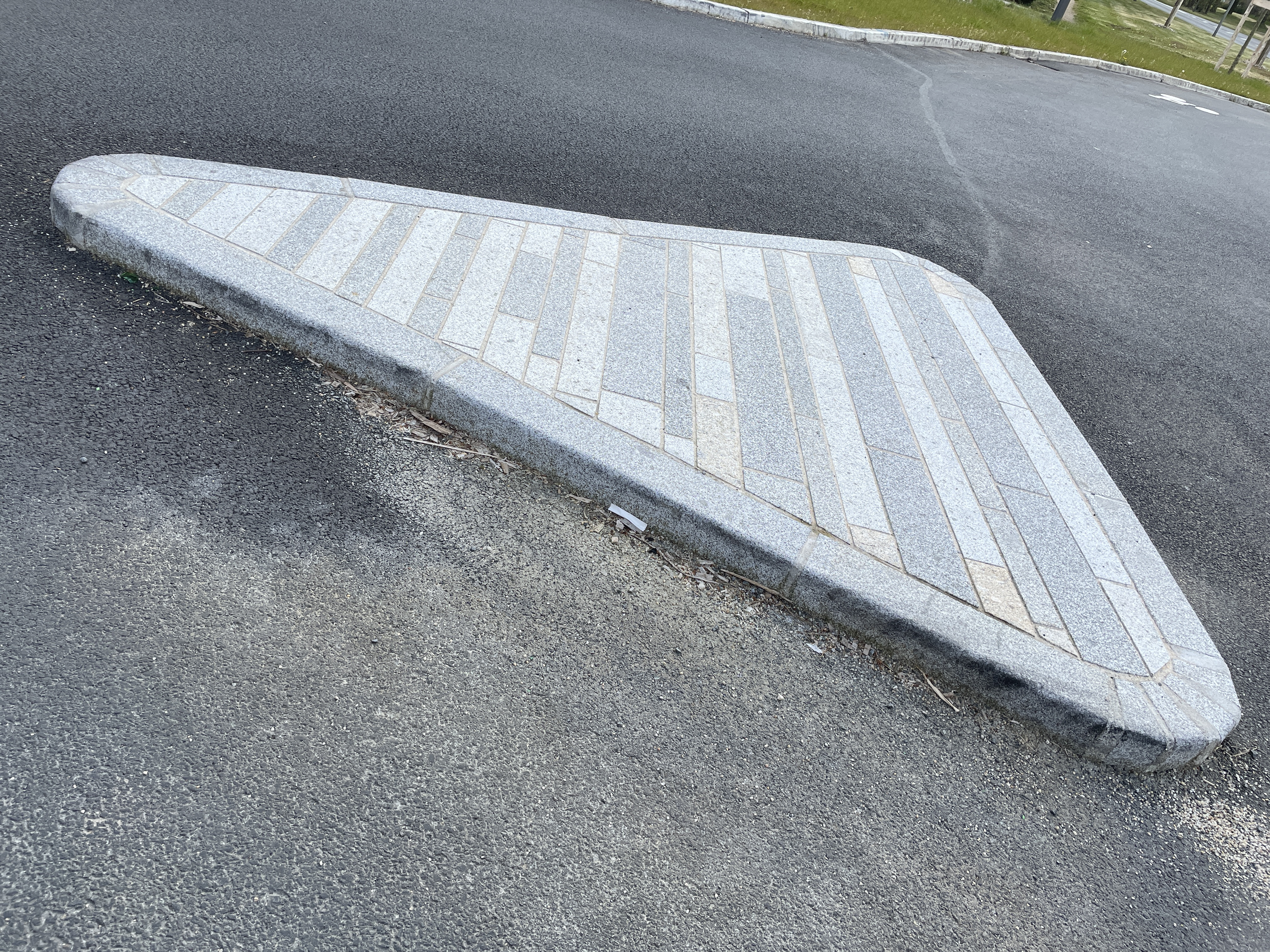 Ilot directionnel avec dallage et bordure en granit breton