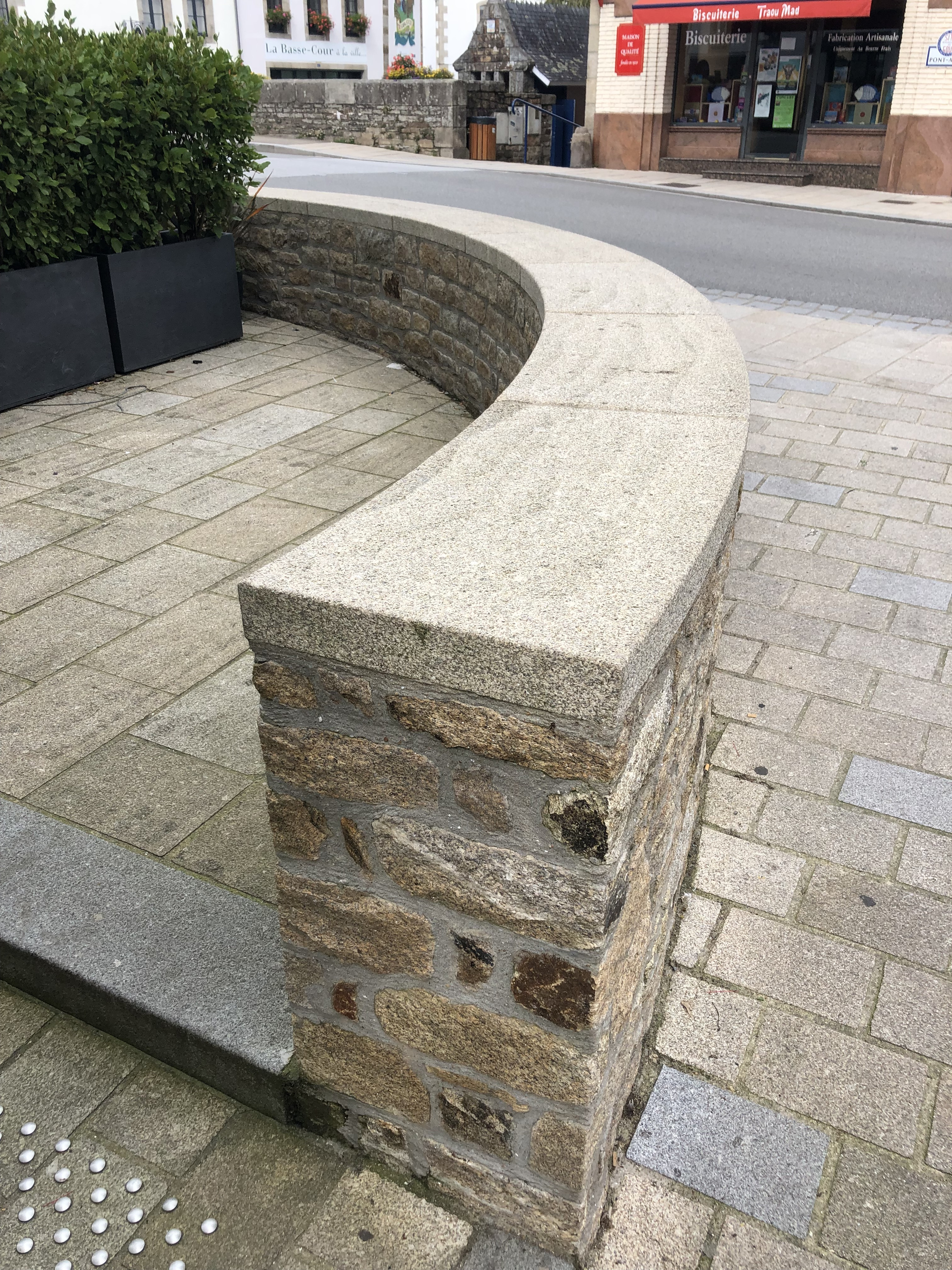 Couronnement circulaire en granit bouchardé
