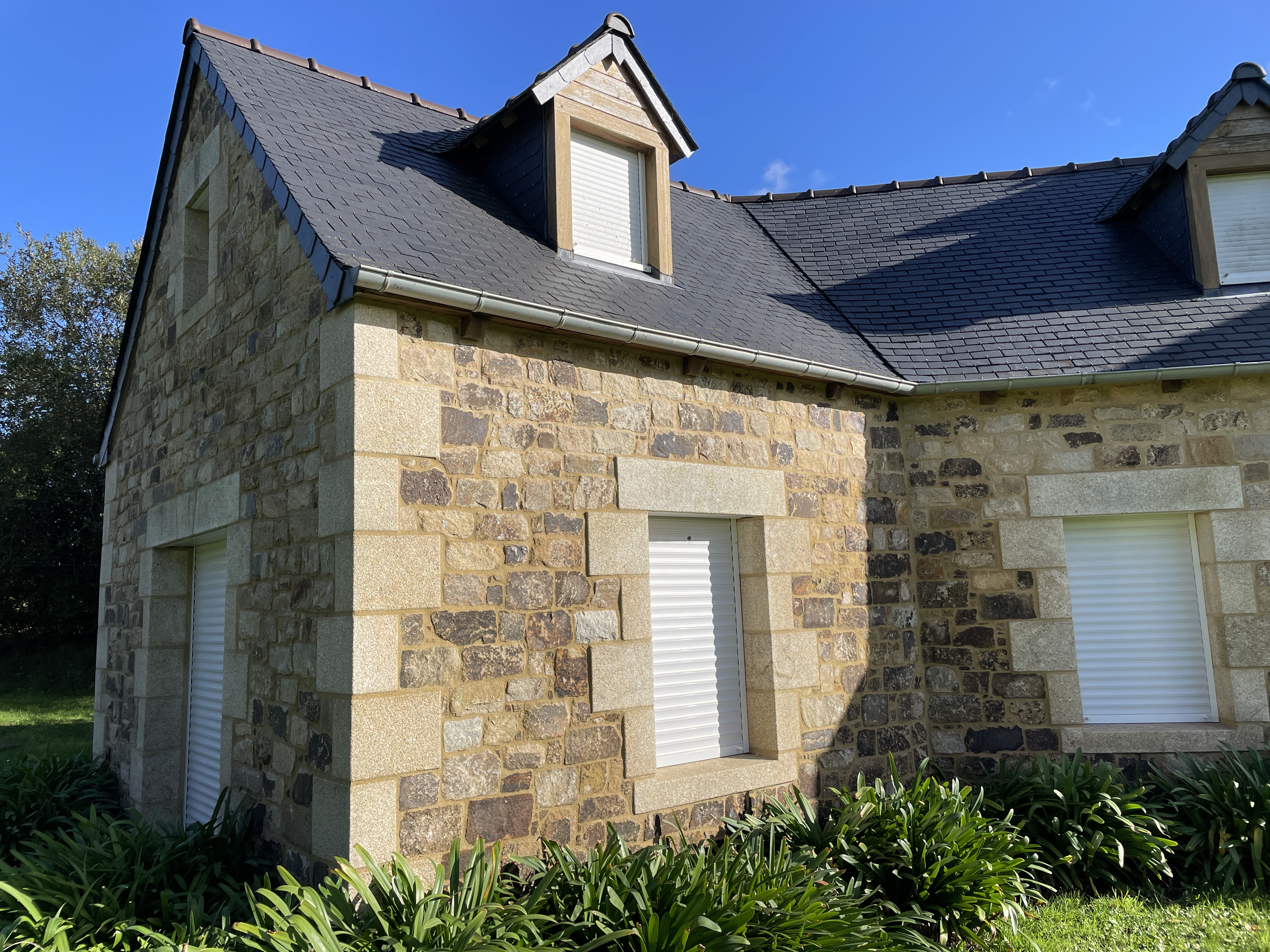 Habillage d'une façade en pierre à coller et évidée