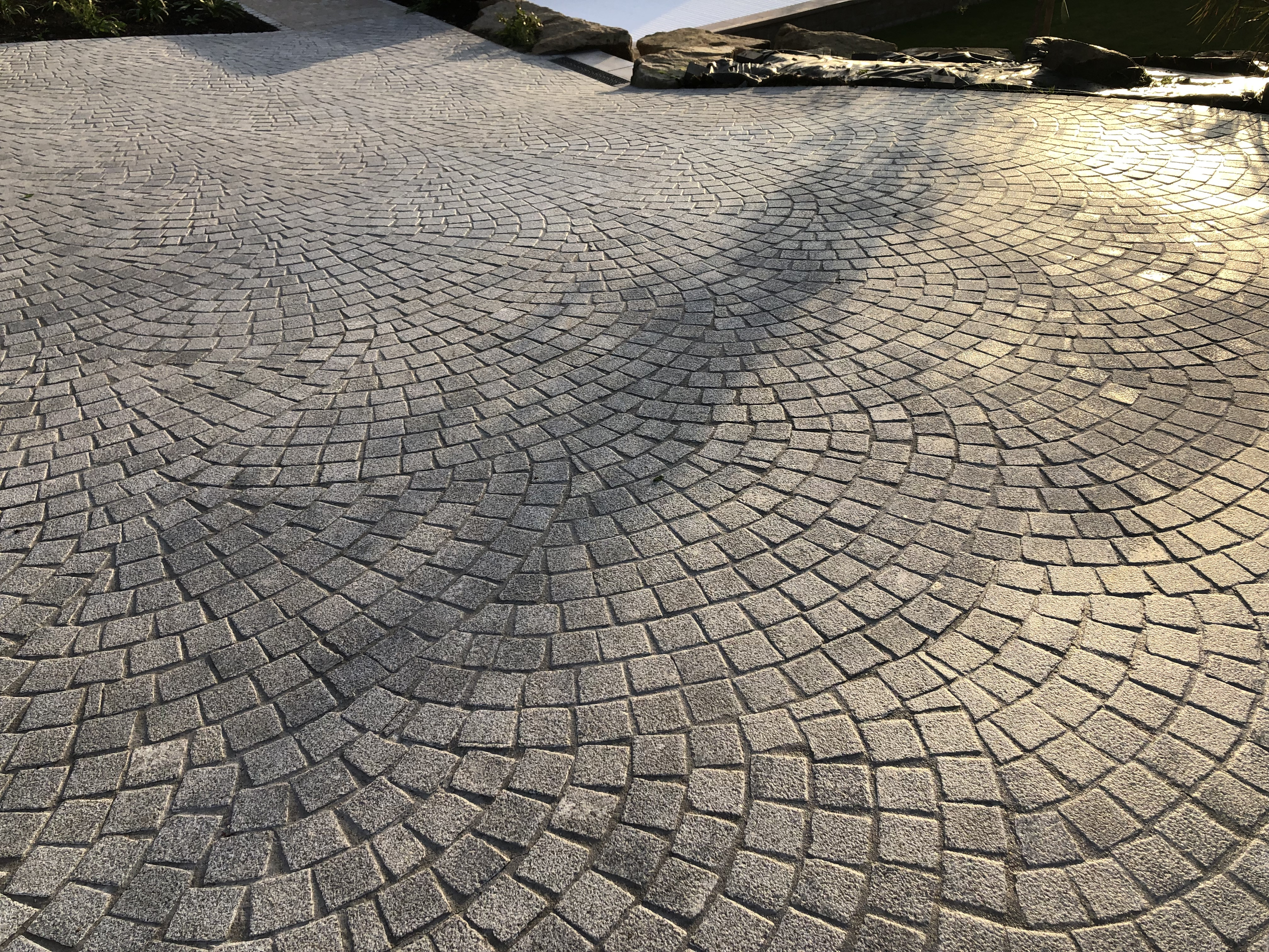 Pavé en granit beige posé en queue de paon