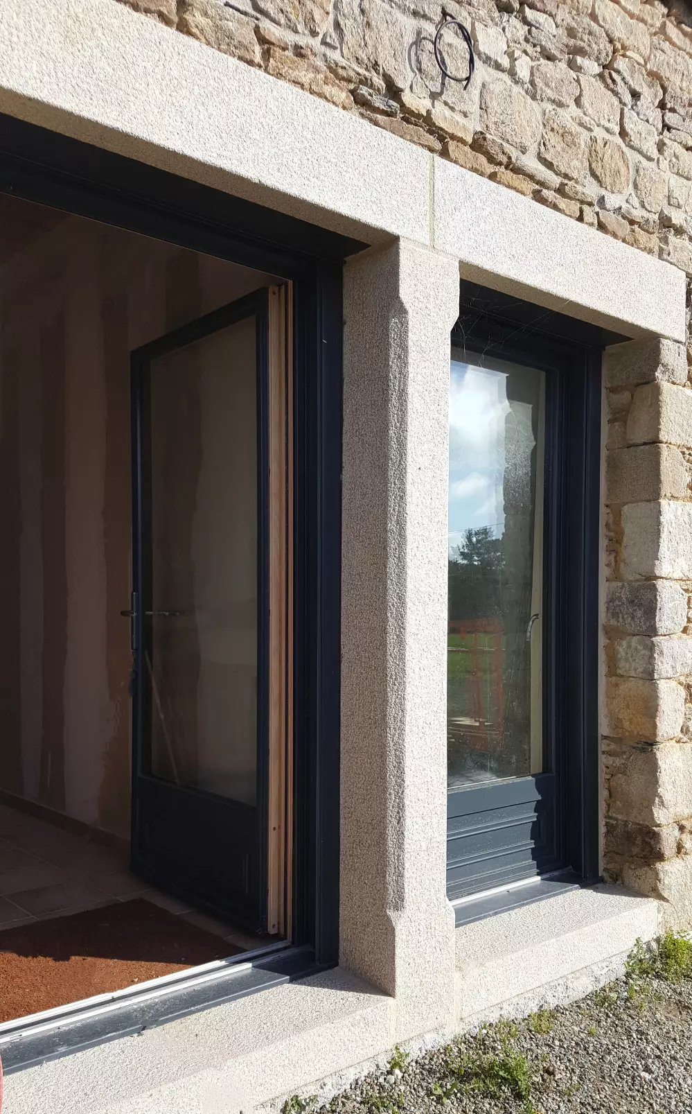 Double encadrements en pierre de taille beige