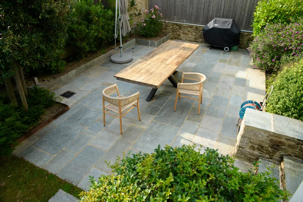 Pierre paysagère en dalle de Luserne sur terrasse extérieur