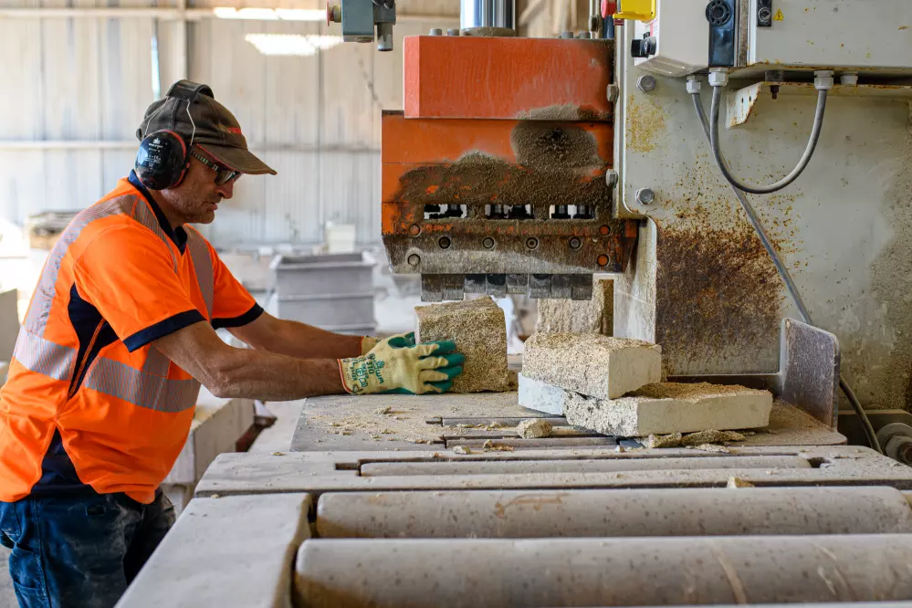 Cliveur en action sur un moellon en granit
