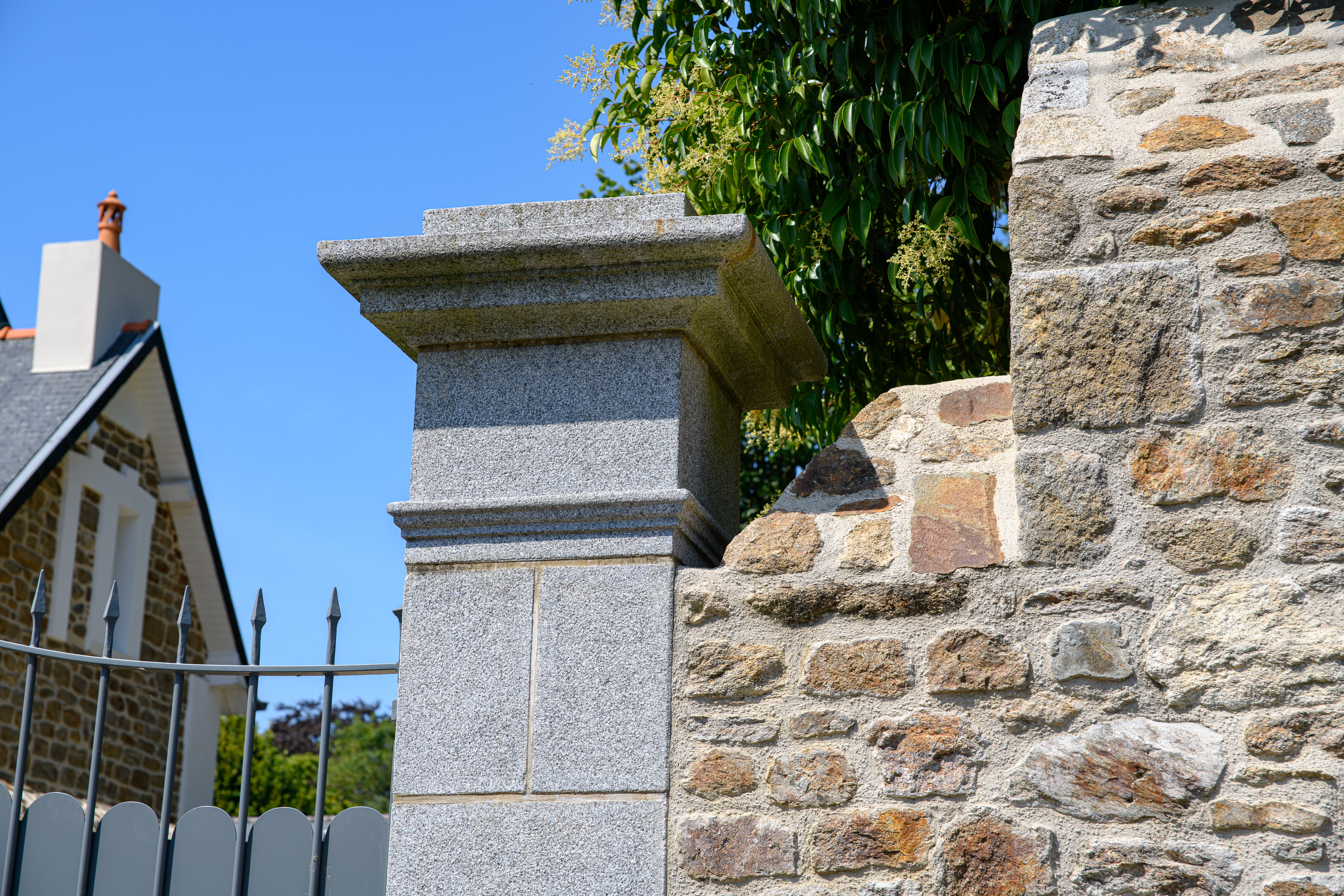 Chapeau et chapiteau en granit de Lanhélin