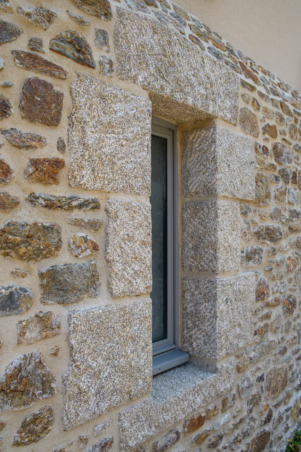 Encadrement de fenêtre en granit roux vieillie