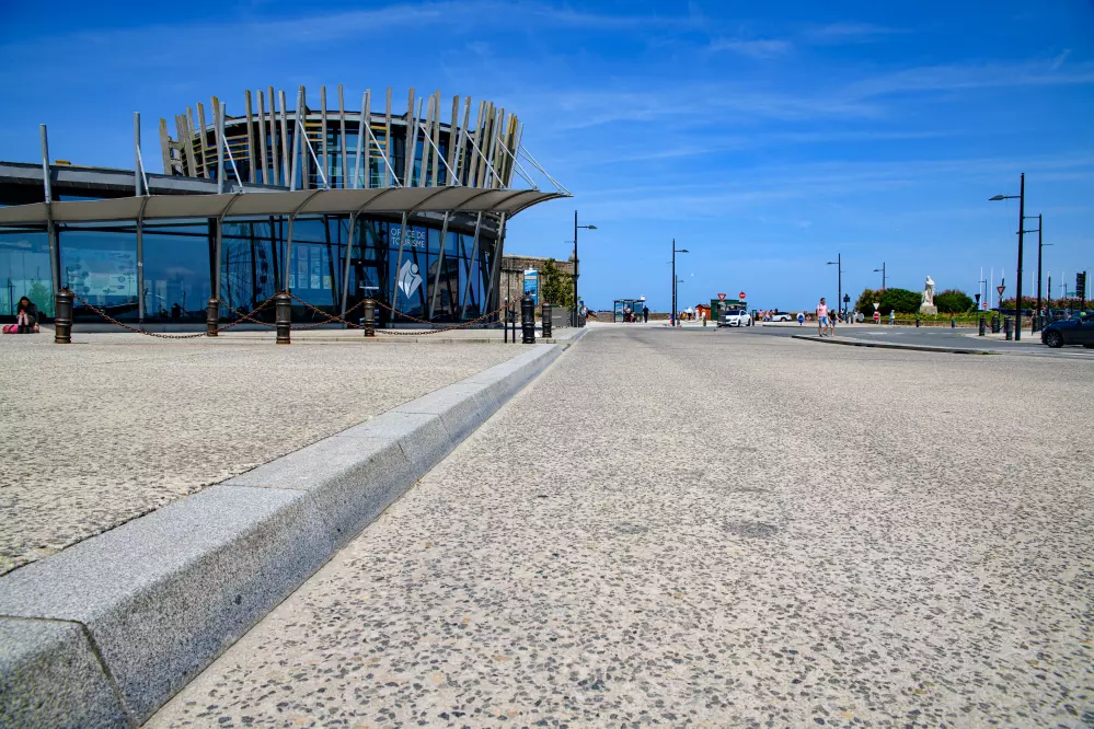 Bordure quai-bus en granit gris bleu