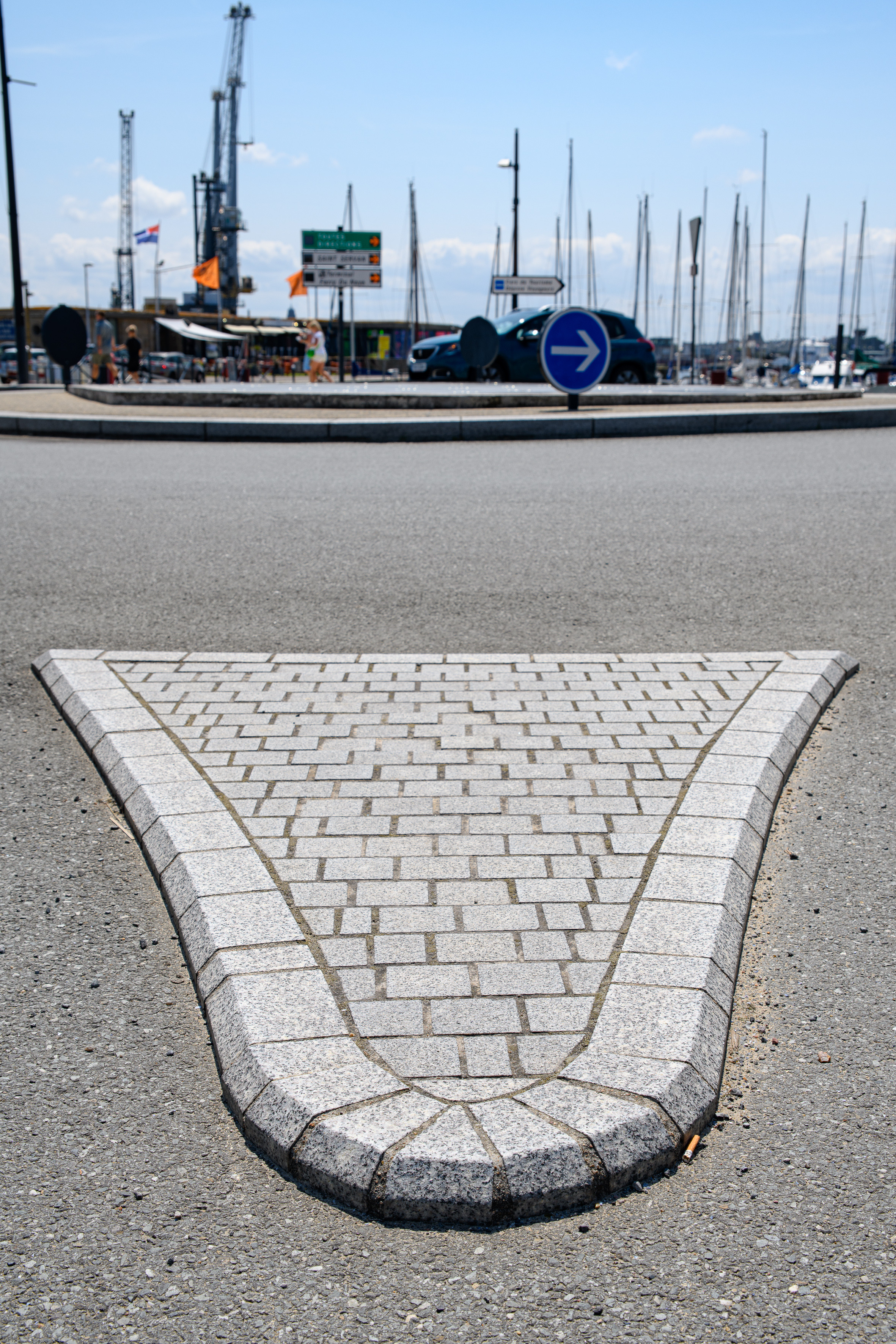 Ilot directionnel en granit comprenant bordures et pavés
