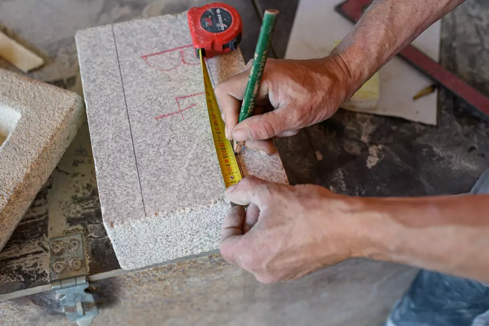 Mesure d'une cote par un tailleur de pierre