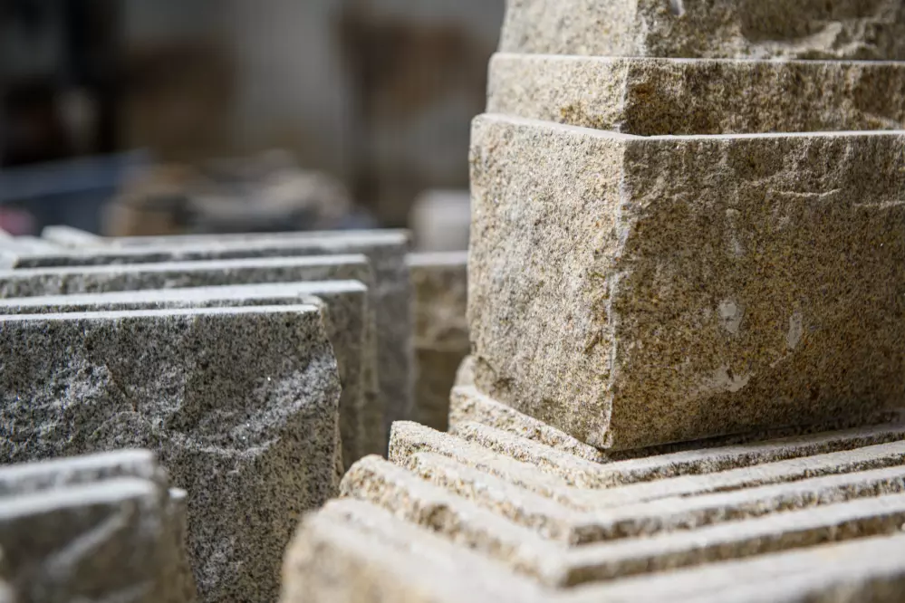 Angle évidé de série en granit de Languédias
