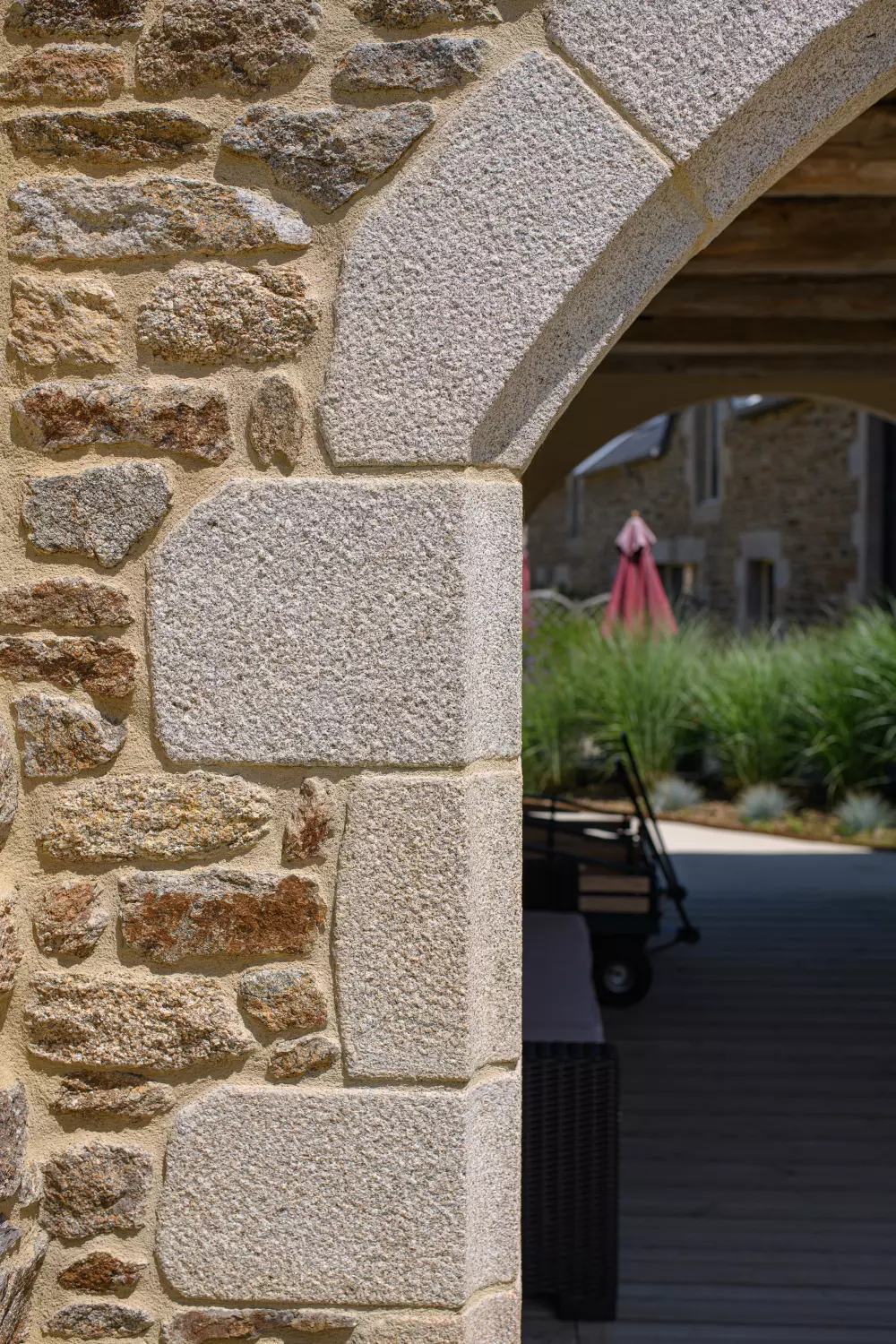 Détail d'une moulure sur jambage granit