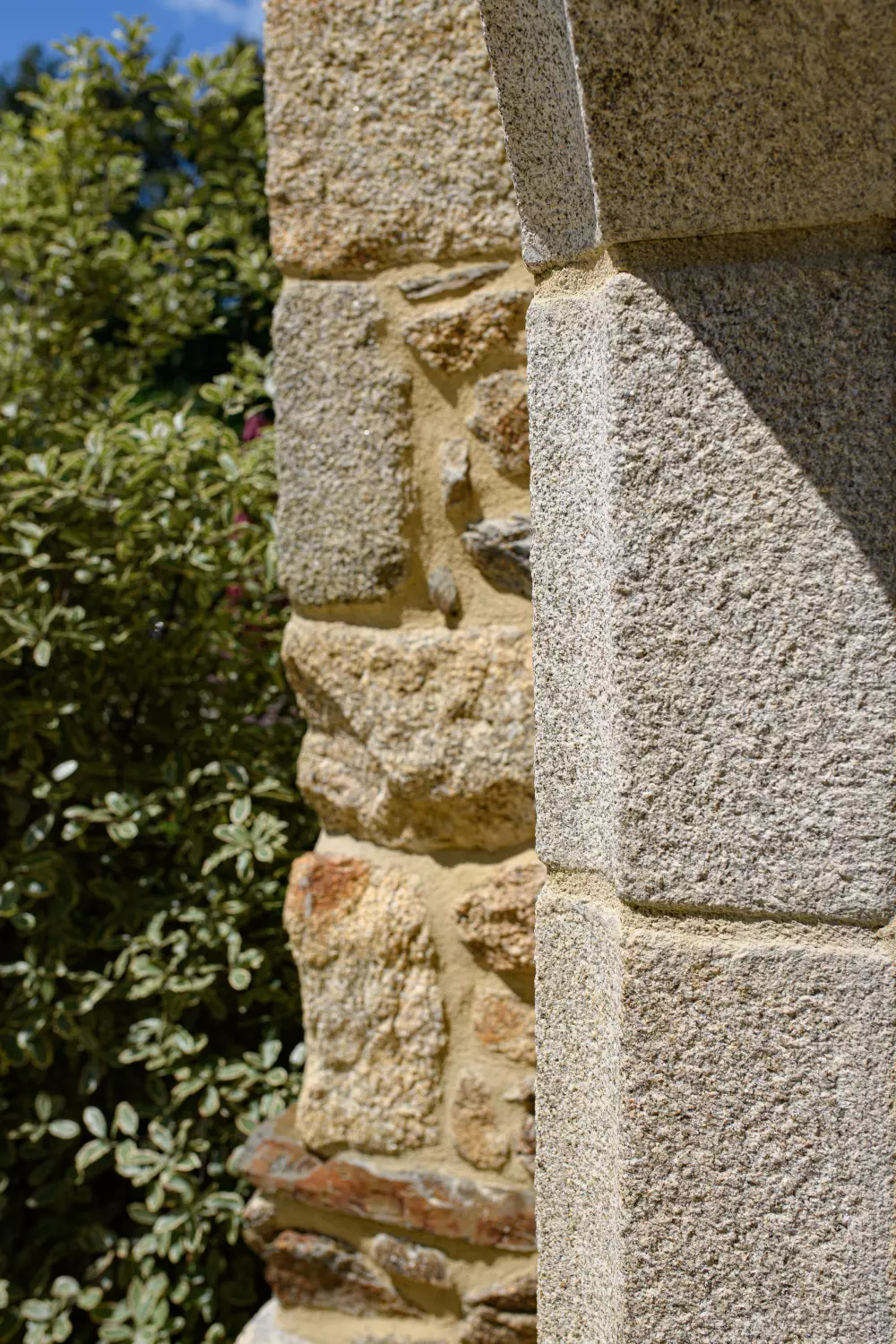 Détail d'une moulure sur jambage granit