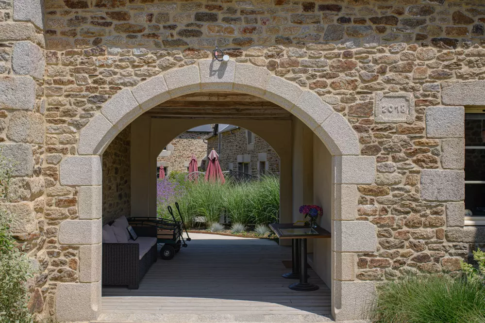 Patio réalisé avec une double arche en granit