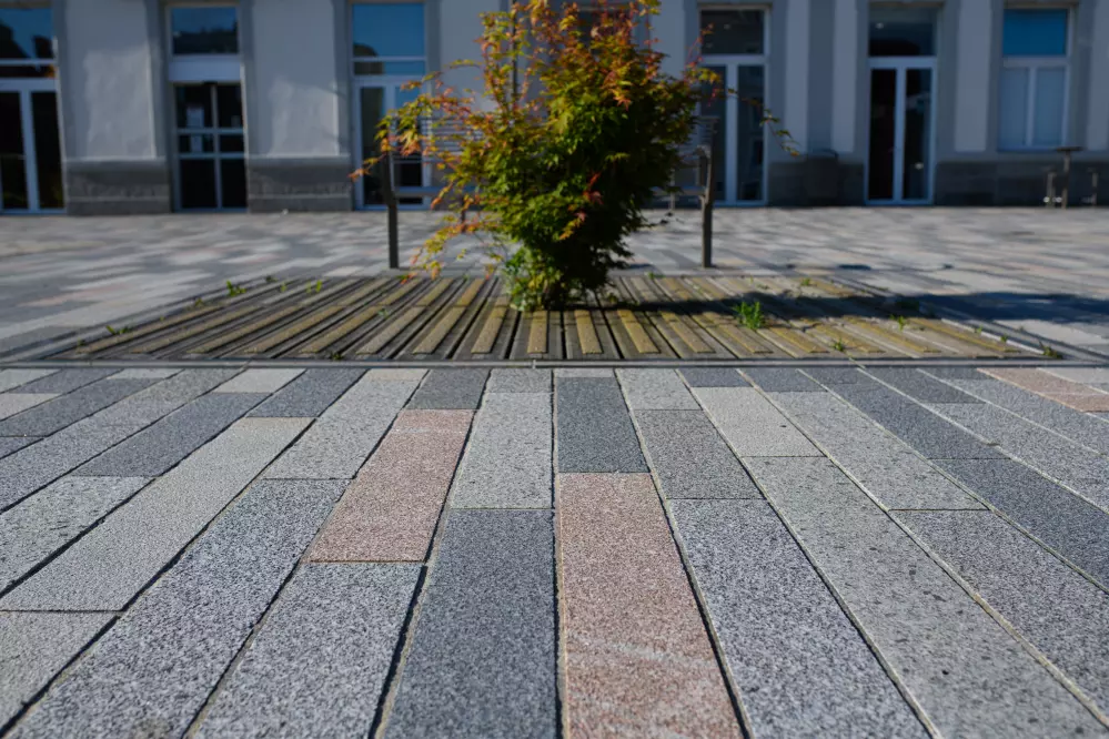 Parvis de la gare de Lamballe en plusieurs granits