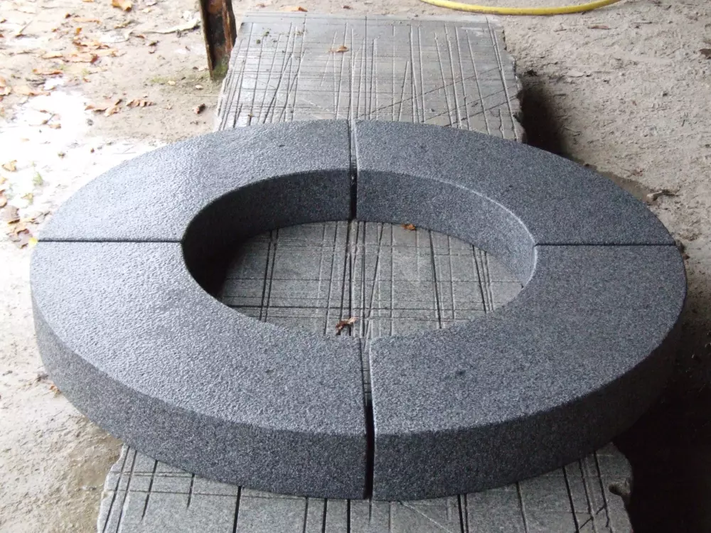 Oeil de boeuf en granit de Lanhélin