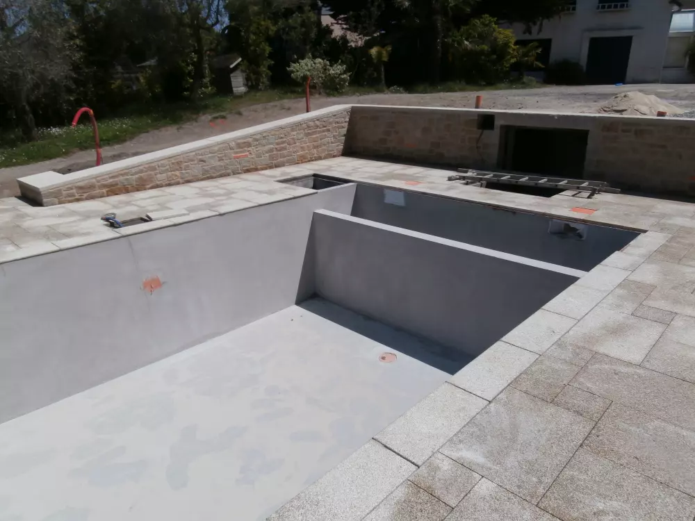 Revêtement complet piscine en granit