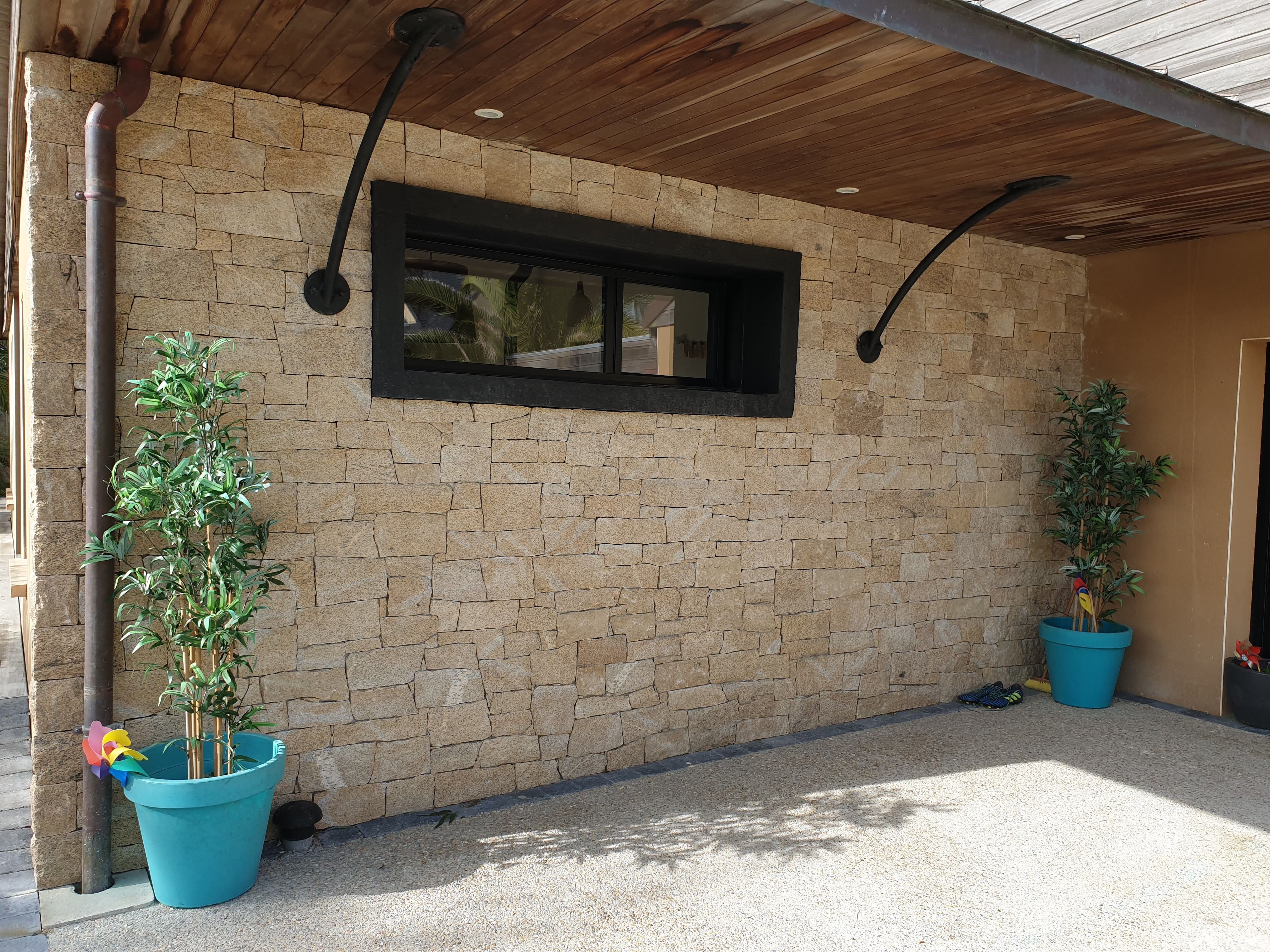 Pierre à coller semi-allongé en pose sans joint