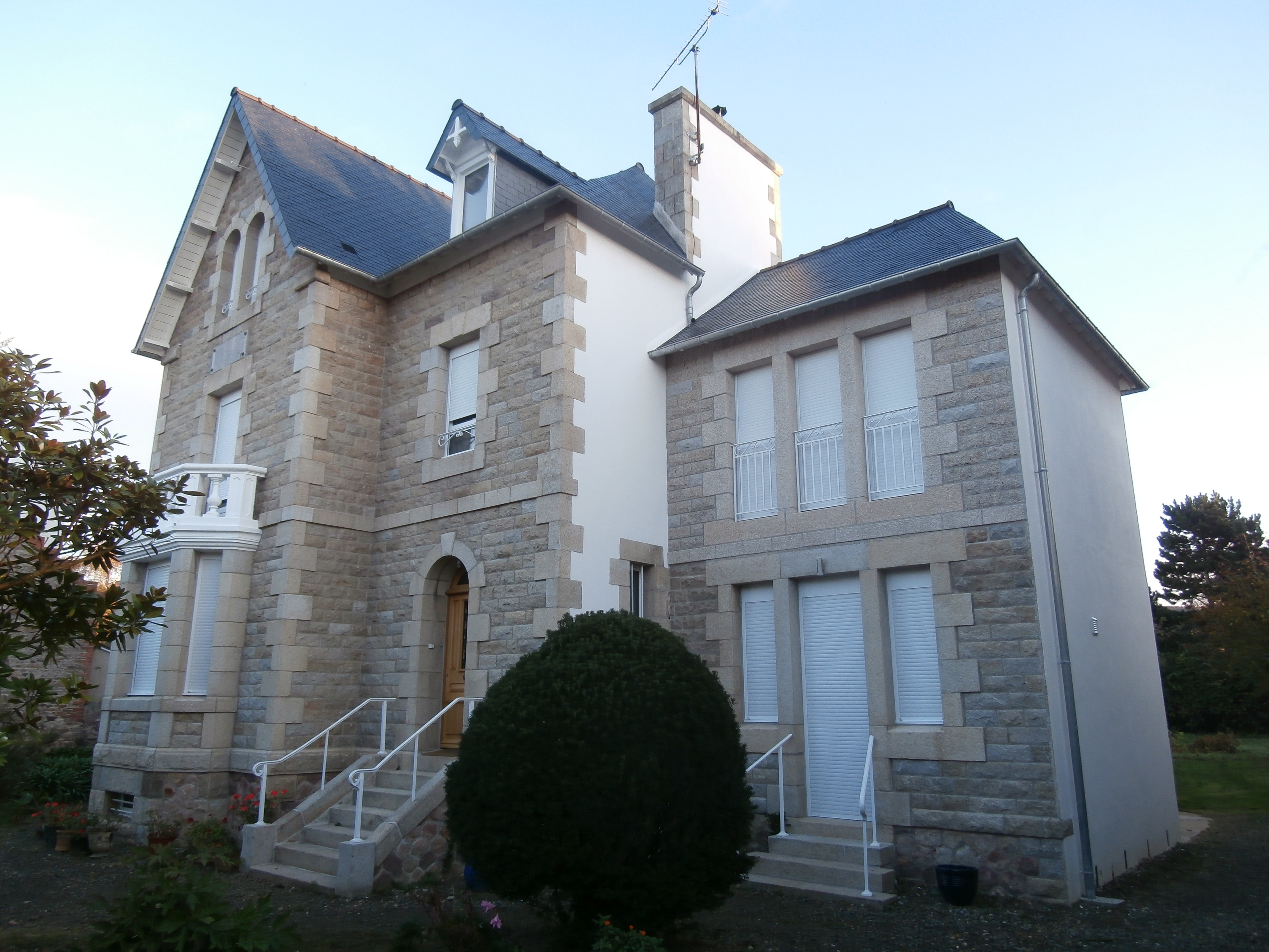 Maison en pierre de taille, en granit beige Languédias