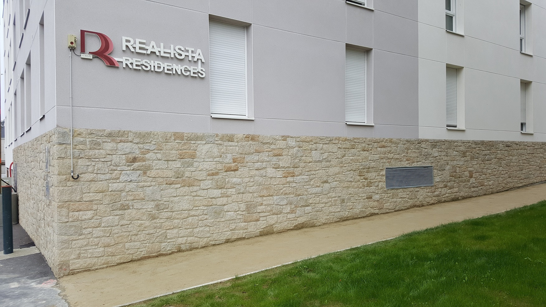 Pierre à coller en granit beige de Languédias, pose brouillée