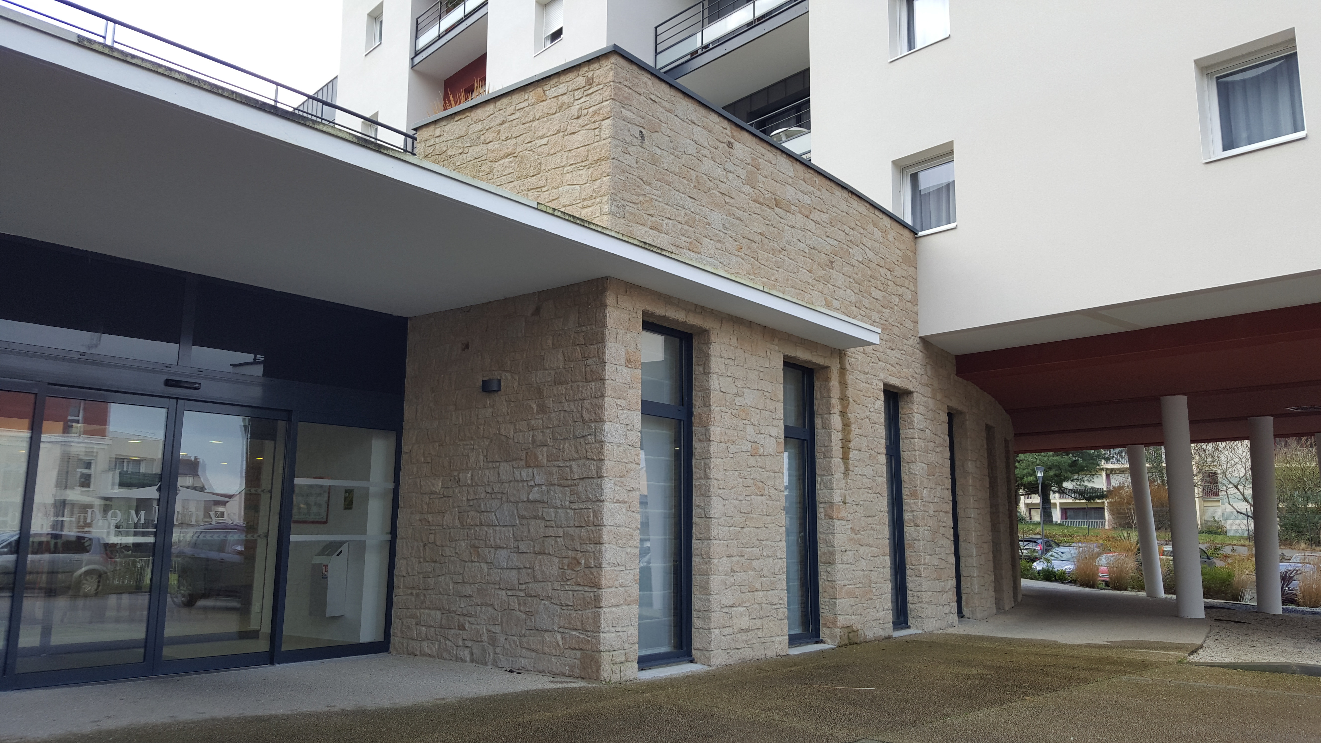 Pierre à coller en granit beige Guerlesquin, rustique