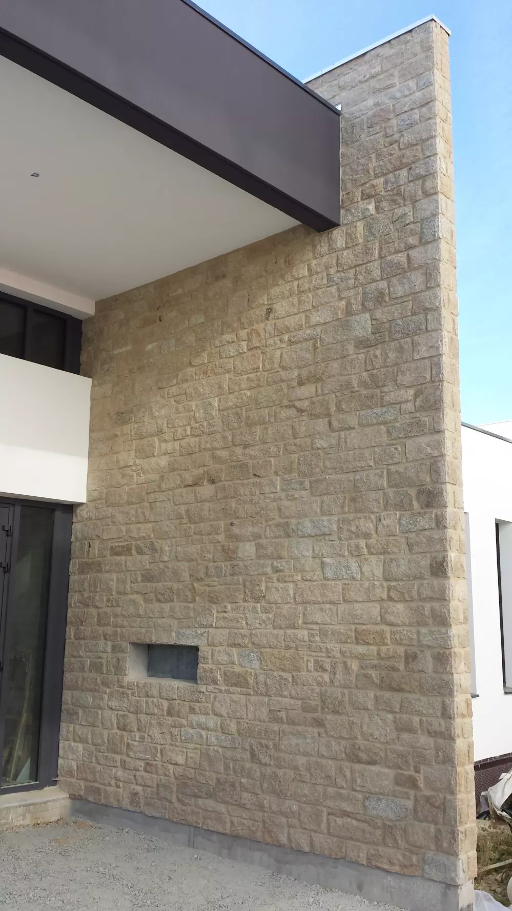 Pierre à coller en granit beige d'Elven, pose brouillée