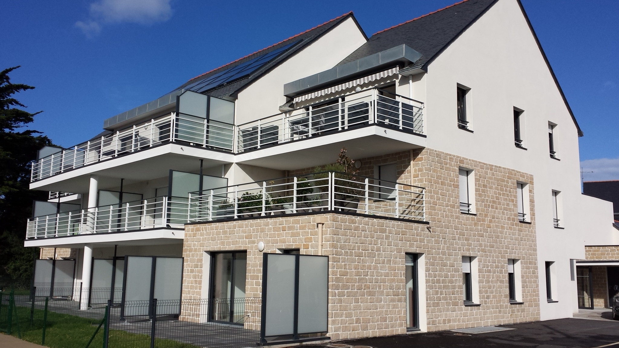 Pierre à coller au format assisé, pose linéaire