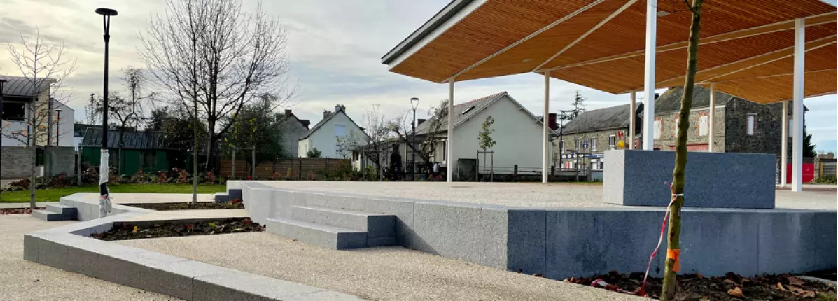 Comptoir refrigéré en granit gris bleu de Louvigné, vue de coté