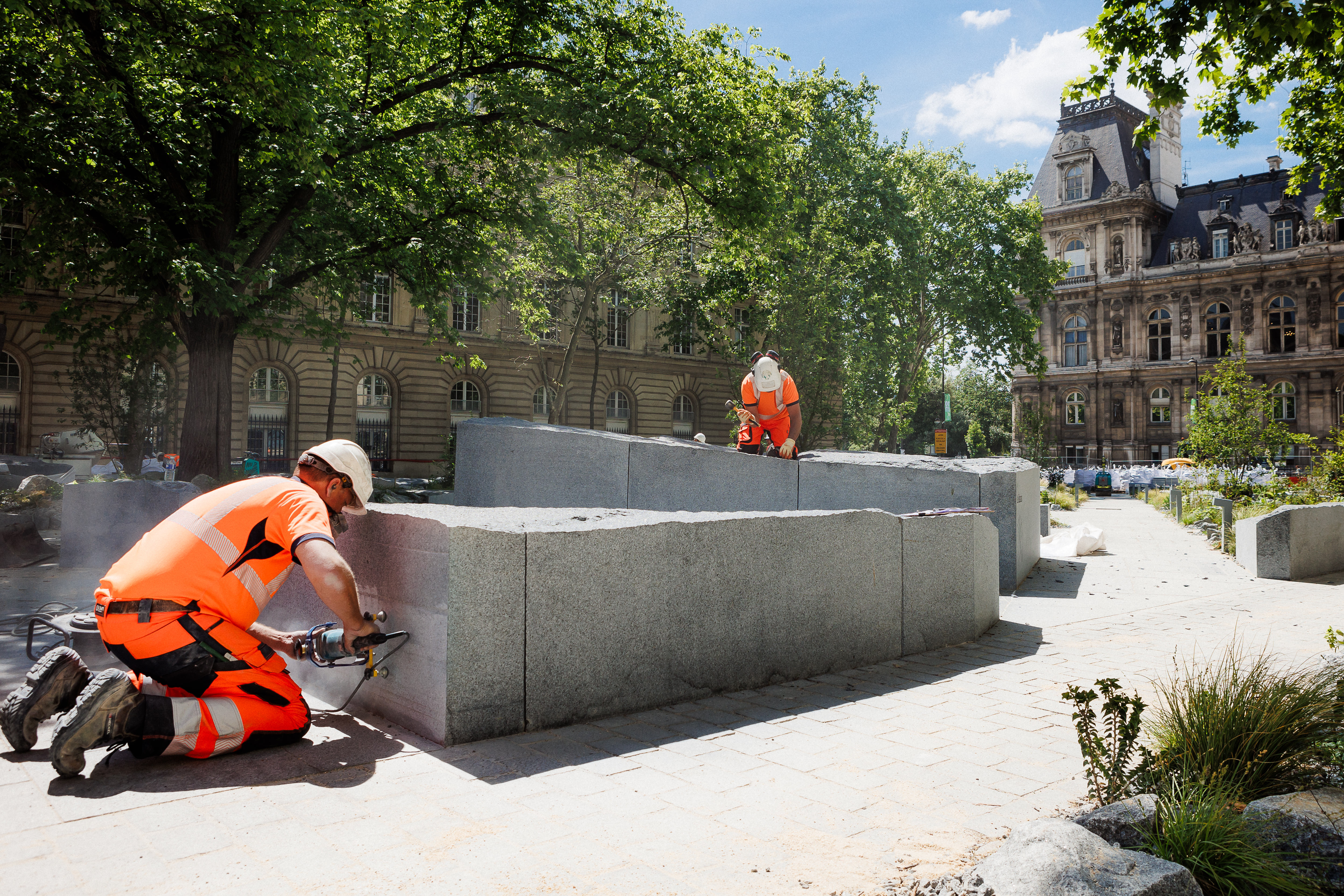 Travail de la Brigade au jardin Mémoriel de Paris