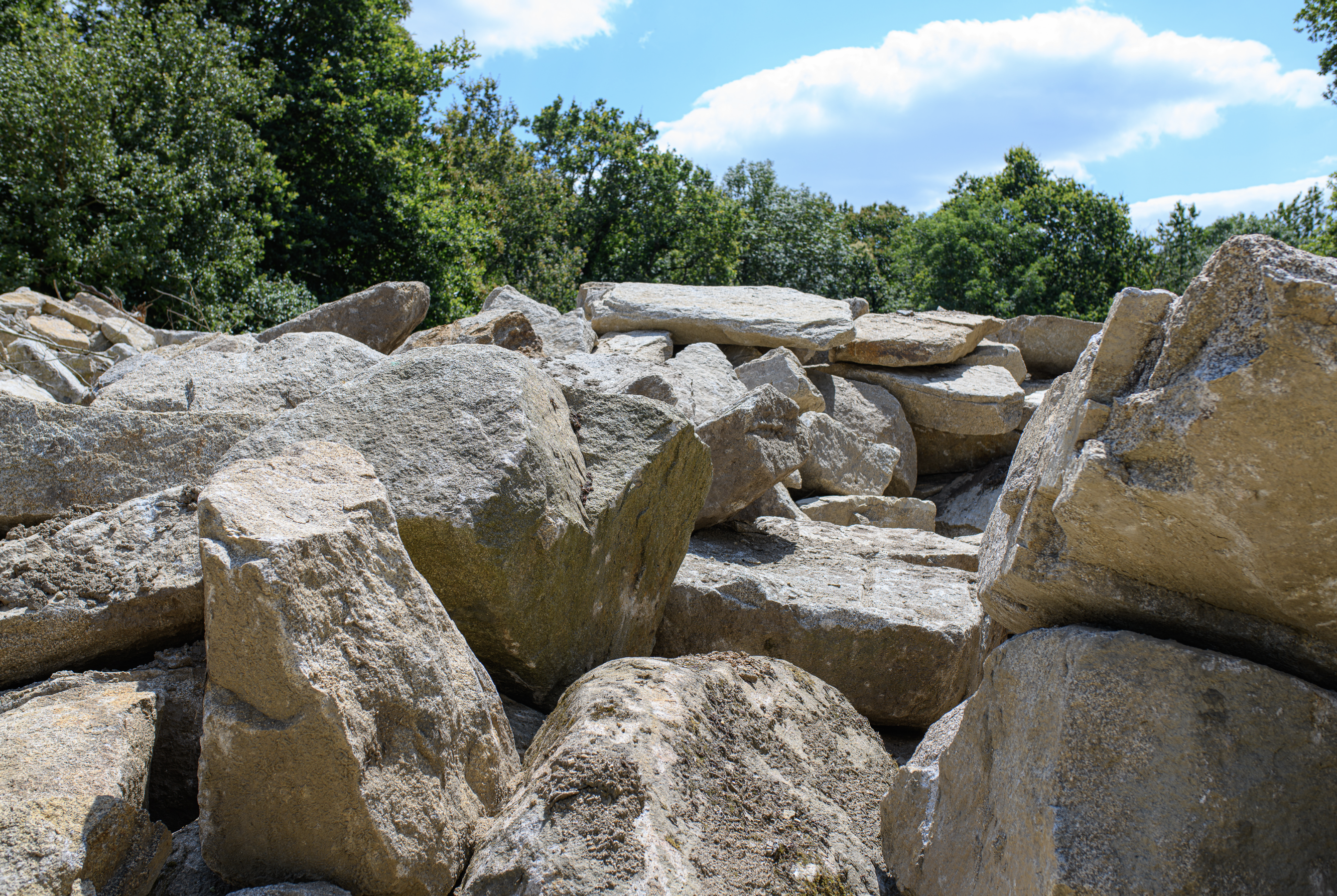 Enrochement de blocs de granit de Bignan