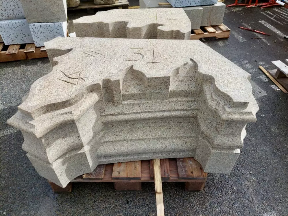 Pierre de taille en granit de Languédias, taillée dans la masse